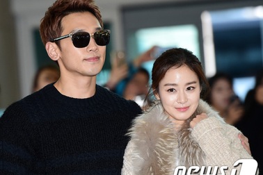 Bi (Rain) và Kim Tae Hee rạng ngời nắm tay nhau tại sân bay sau đám cưới