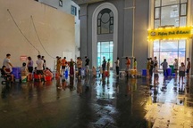 Khốn khổ cảnh "nhịn tắm", xuyên đêm xếp hàng hứng nước sạch ở Hà Nội