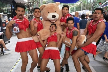 Đỏ mặt với dàn trai đẹp 6 múi mặc đồ nữ sexy tại nhà hàng Thái Lan