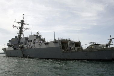 Tàu chiến Mỹ áp sát đảo nhân tạo Trung Quốc xây trái phép ở Biển Đông