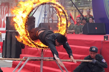 Cảnh sát cơ động phô diễn sức mạnh nội công “mình đồng da sắt”