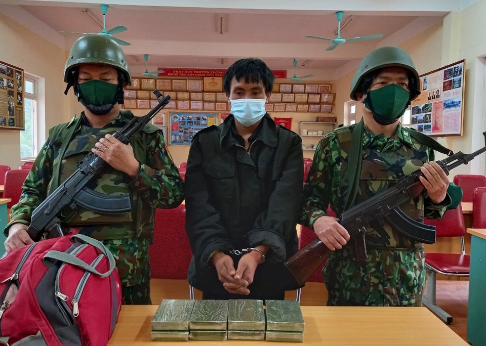 Bắt đối tượng người Lào vận chuyển 8 bánh heroin - 2 Bắt đối tượng người Lào vận chuyển 8 bánh heroin - 2