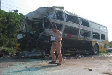 Hai xe khách đấu đầu, 8 người chết