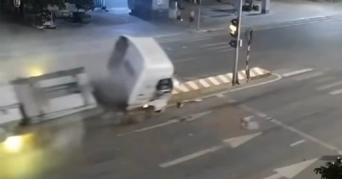 Xe container lao lên dải phân cách rồi lật nghiêng, nghi tài xế ngủ gật Xe container lao lên dải phân cách rồi lật nghiêng, nghi tài xế ngủ gật