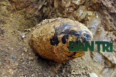 Xúc đất, xúc luôn được... quả bom