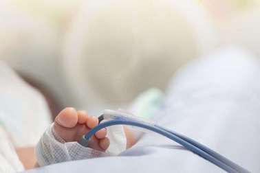 Em bé được sinh ra với một phần của bộ não bên ngoài hộp sọ được cứu sống