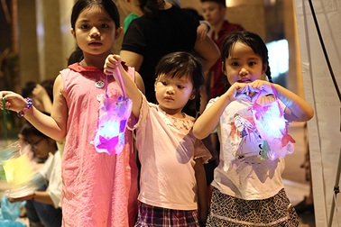 Trẻ em vui học làm đèn lồng Trung thu