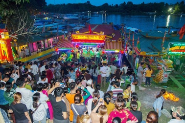 Huế: Lễ hội Điện Hòn Chén thu hút hàng vạn người dân và du khách