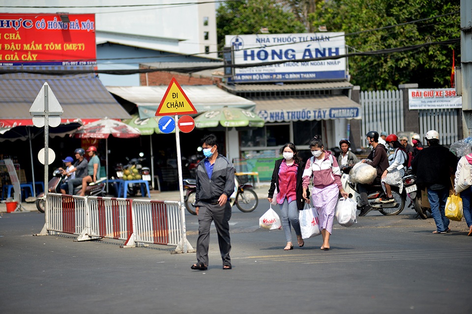 Hành khách đeo khẩu trang kín mít ở sân bay, bến xe phòng virus Corona - 11 Hành khách đeo khẩu trang kín mít ở sân bay, bến xe phòng virus Corona - 11