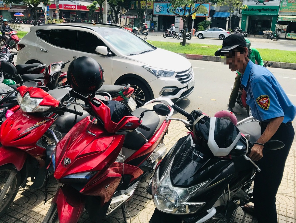 Ngán cơ quan, chán công sở vì... bảo vệ như bố thiên hạ - 1 Ngán cơ quan, chán công sở vì... bảo vệ như bố thiên hạ - 1