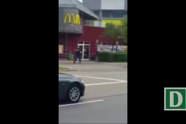 Quay được cảnh kẻ tấn công nã súng điên cuồng ở Munich, Đức