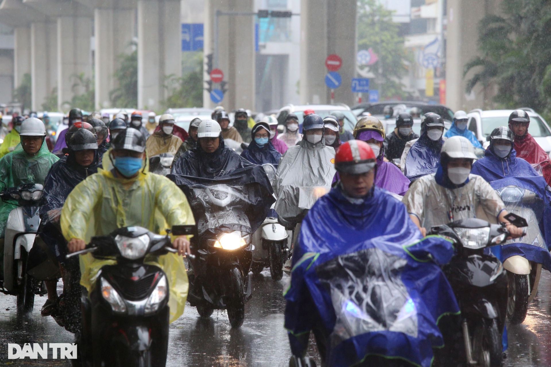 Mưa lớn do ảnh hưởng bão số 2: Giao thông Hà Nội tê liệt, ùn tắc kéo dài - 1 Mưa lớn do ảnh hưởng bão số 2: Giao thông Hà Nội tê liệt, ùn tắc kéo dài - 1