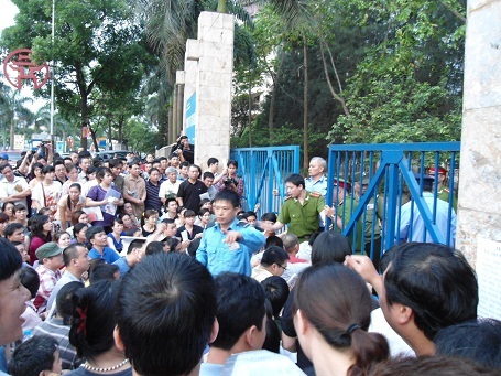 Ở cấp tiểu học, chỉ cần cho con vào trường bình thường