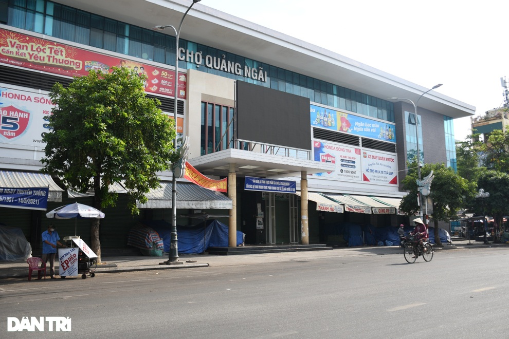Tạm đóng cửa chợ lớn nhất Quảng Ngãi, nơi hàng nghìn người mua bán mỗi ngày - 1 Tạm đóng cửa chợ lớn nhất Quảng Ngãi, nơi hàng nghìn người mua bán mỗi ngày - 1