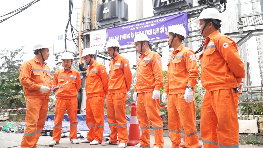 EVNHANOI đảm bảo an toàn cung ứng điện mùa mưa bão - 1 EVNHANOI đảm bảo an toàn cung ứng điện mùa mưa bão - 1