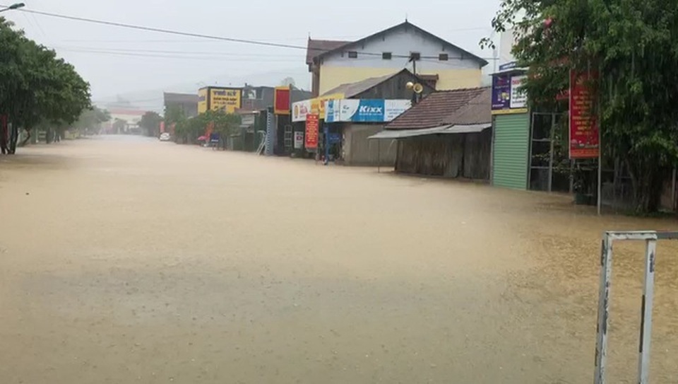 Mưa cực lớn, nước ngập ngang người, cây đổ la liệt - 13 Mưa cực lớn, nước ngập ngang người, cây đổ la liệt - 13