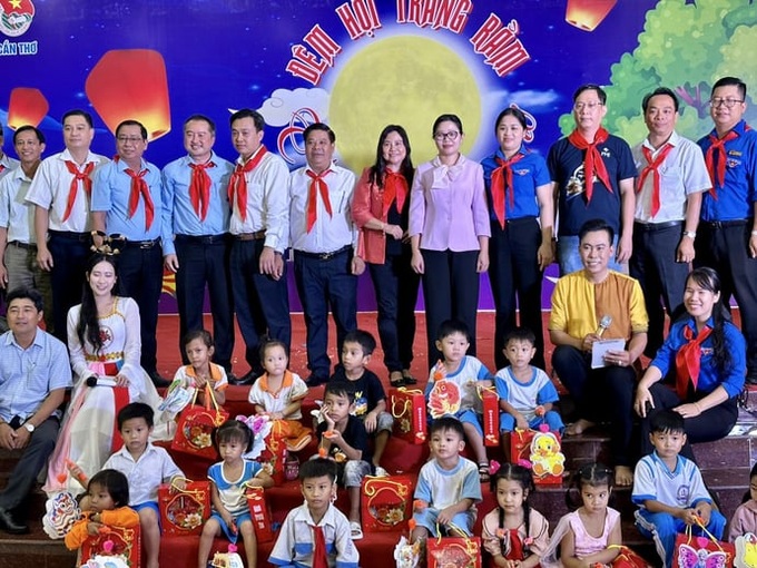 Nhân dịp Đêm hội trăng rằm “Thắp sáng ước mơ”, lãnh đạo các cấp đại diện trao 400 phần quà trung thu cho 400 trẻ em có hoàn cảnh khó khăn của huyện Thới Lai.