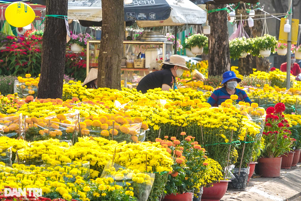 Tiểu thương chợ hoa chiều 30 Tết: Bán xả, bán lỗ, giá nào cũng bán - 1 Tiểu thương chợ hoa chiều 30 Tết: Bán xả, bán lỗ, giá nào cũng bán - 1