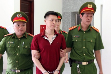 Bạo hành con trai 10 tuổi, bố đẻ mẹ kế rơi nước mắt khi nhận án tù