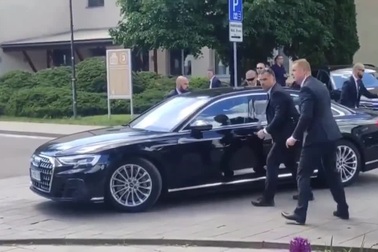 Thủ tướng Slovakia bị bắn trên phố