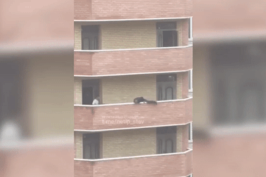 "Thót tim" hàng xóm cứu mạng chàng trai định nhảy từ tầng 11 xuống