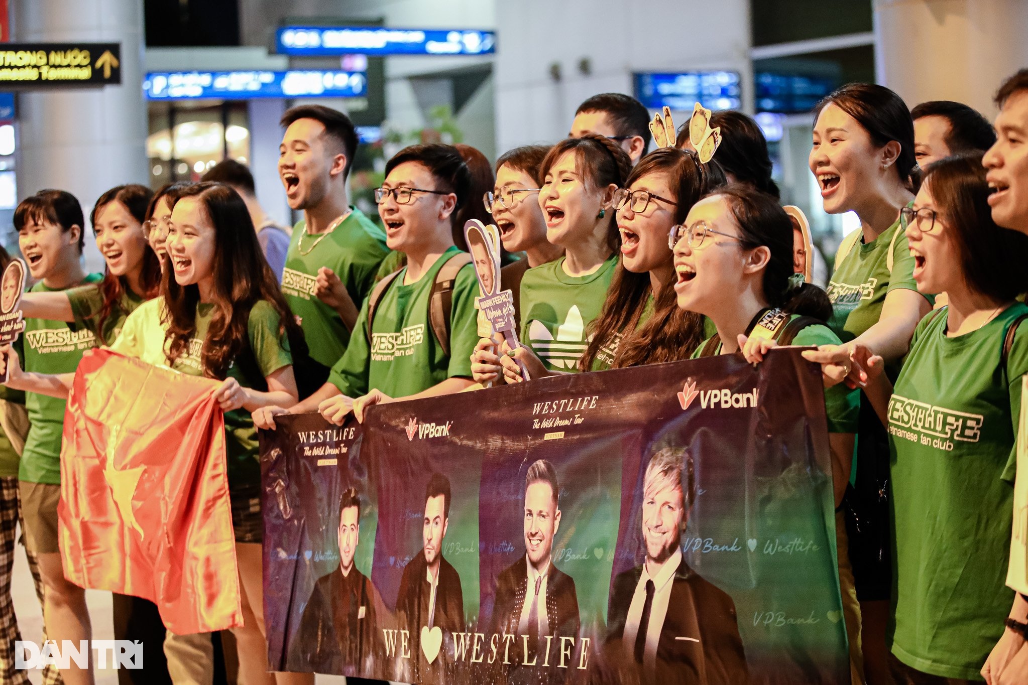 Westlife được bảo vệ nghiêm ngặt khi đến TPHCM, thân thiện chào fan Việt - 7