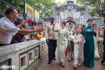 Phu nhân Ngô Phương Ly cùng phu nhân Chủ tịch Cuba xem múa rối nước