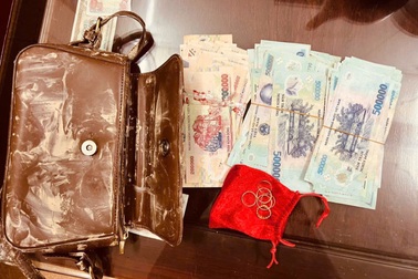 Chàng trai Thái Nguyên nhặt được túi chứa tiền, vàng khi lội nước lũ