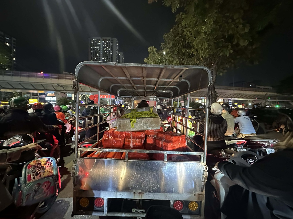 Dân công sở hãi hùng khi nếm “2 cữ” tắc đường ngày cận Tết - 3