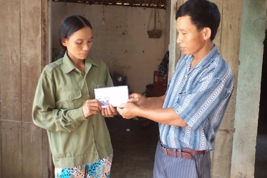 Quà nhân ái tiếp tục đến với người vợ góa nuôi 5 đứa con