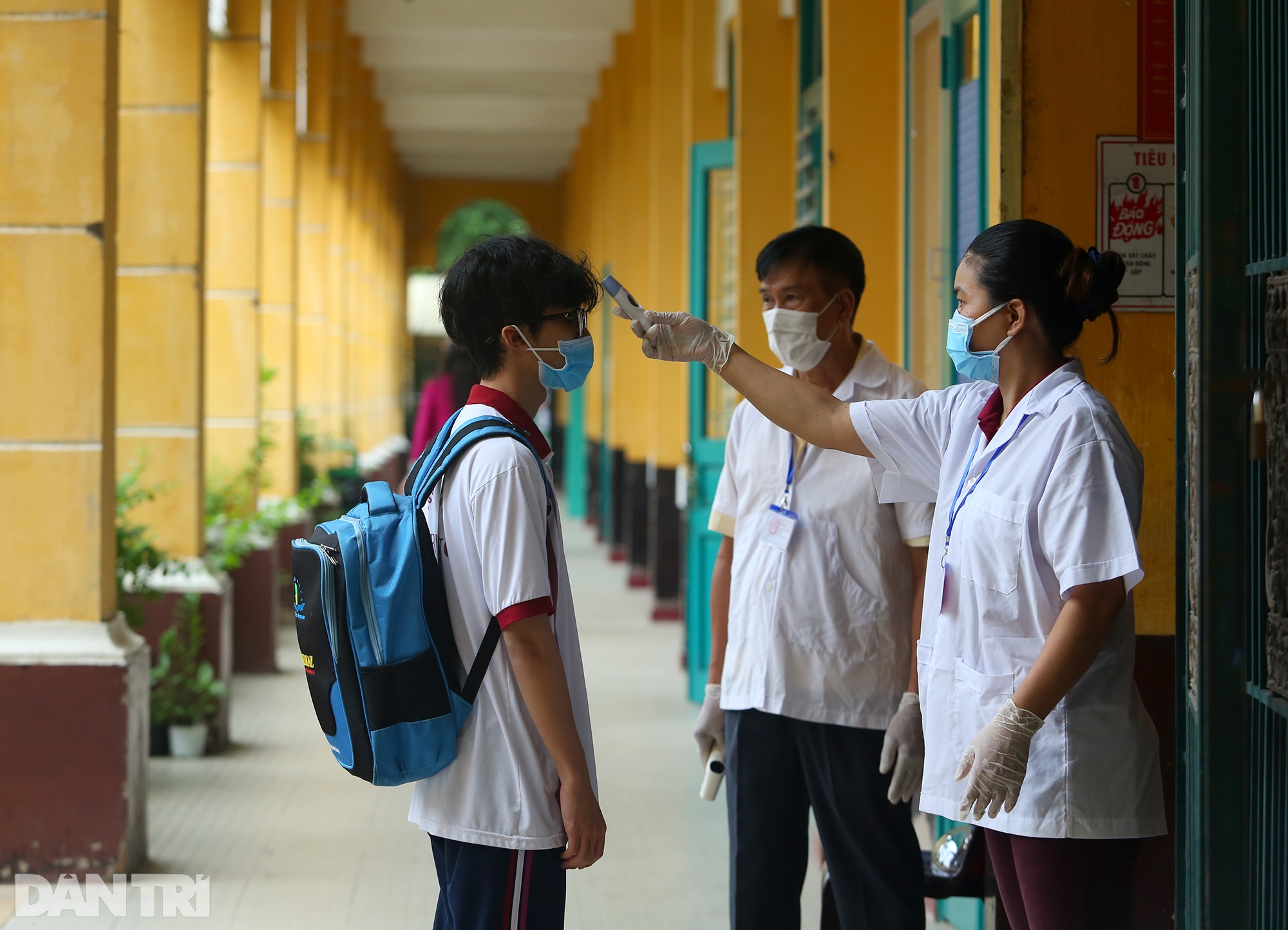 Thí sinh thi tốt nghiệp ở TPHCM được phát kính chống giọt bắn phòng Covid - 6 Thí sinh thi tốt nghiệp ở TPHCM được phát kính chống giọt bắn phòng Covid - 6
