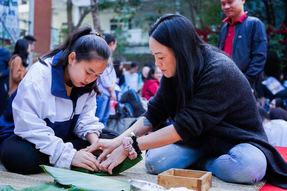 Học sinh trường Lương Thế Vinh gói 1.250 bánh chưng tặng người nghèo - 1 Học sinh trường Lương Thế Vinh gói 1.250 bánh chưng tặng người nghèo - 1