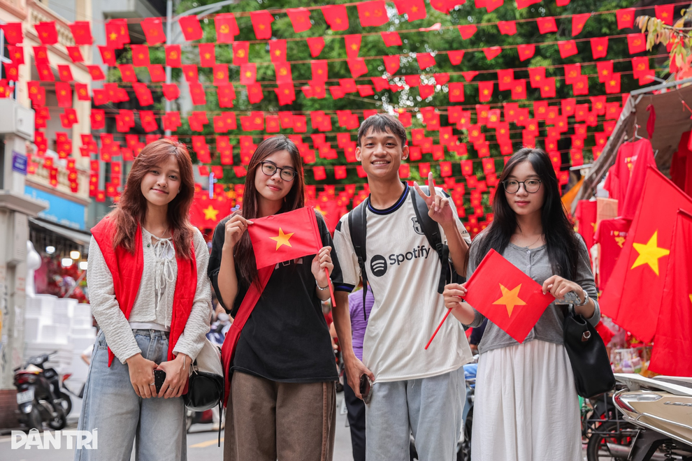 Sự thực về bức ảnh trực thăng kéo cờ bay giữa hoàng hôn gây sốt trên mạng - 1 Sự thực về bức ảnh trực thăng kéo cờ bay giữa hoàng hôn gây sốt trên mạng - 1