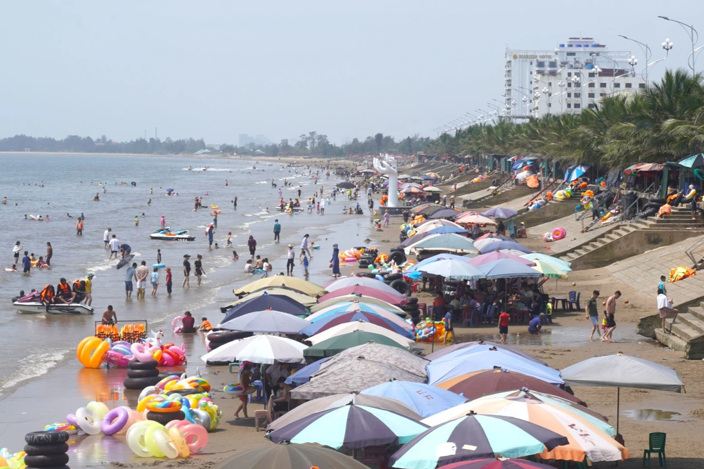 Không người gác, du khách tự do leo chòi canh hình bàn tay ở bãi biển - 1 Không người gác, du khách tự do leo chòi canh hình bàn tay ở bãi biển - 1