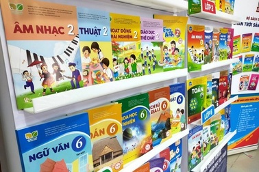 Sách giáo khoa có là mặt hàng thiết yếu? Đi mua sách có bị phạt không?