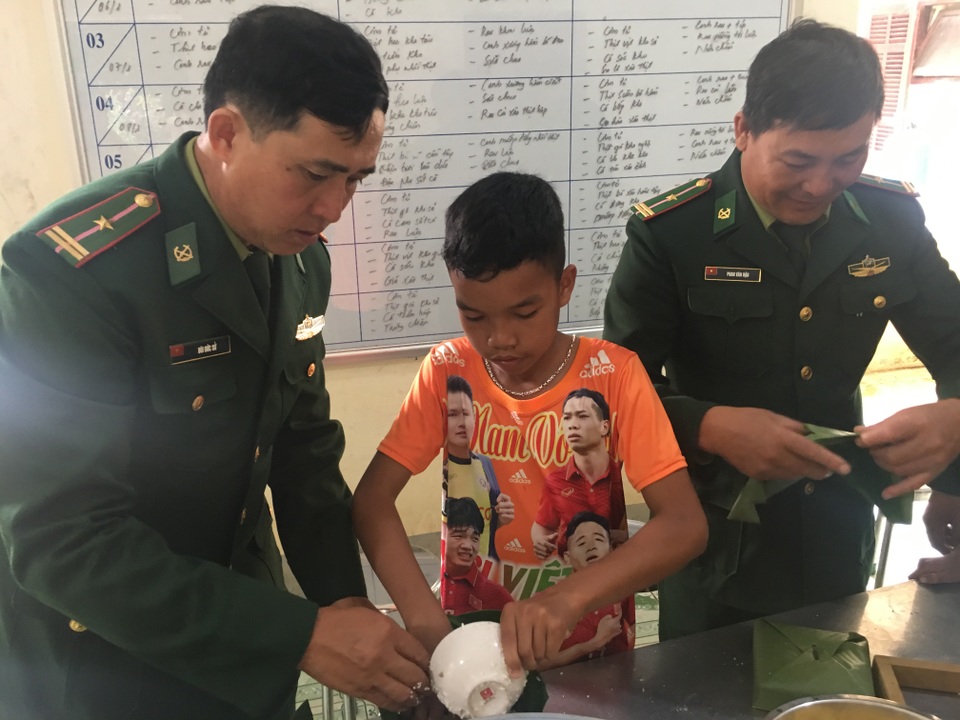 Tết đủ đầy của những cậu học trò người Rục là con nuôi đồn biên phòng - 4 Tết đủ đầy của những cậu học trò người Rục là con nuôi đồn biên phòng - 4