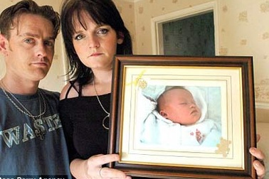 Anh: Bé 4 tháng tuổi tử vong vì đơn thuốc sai