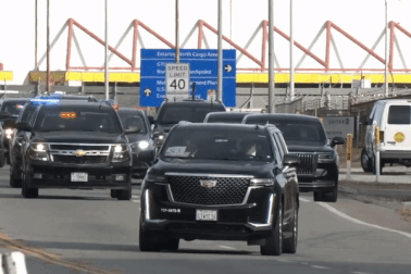 Limousine bọc thép của Trung Quốc sánh đôi "Quái thú" của Tổng thống Mỹ