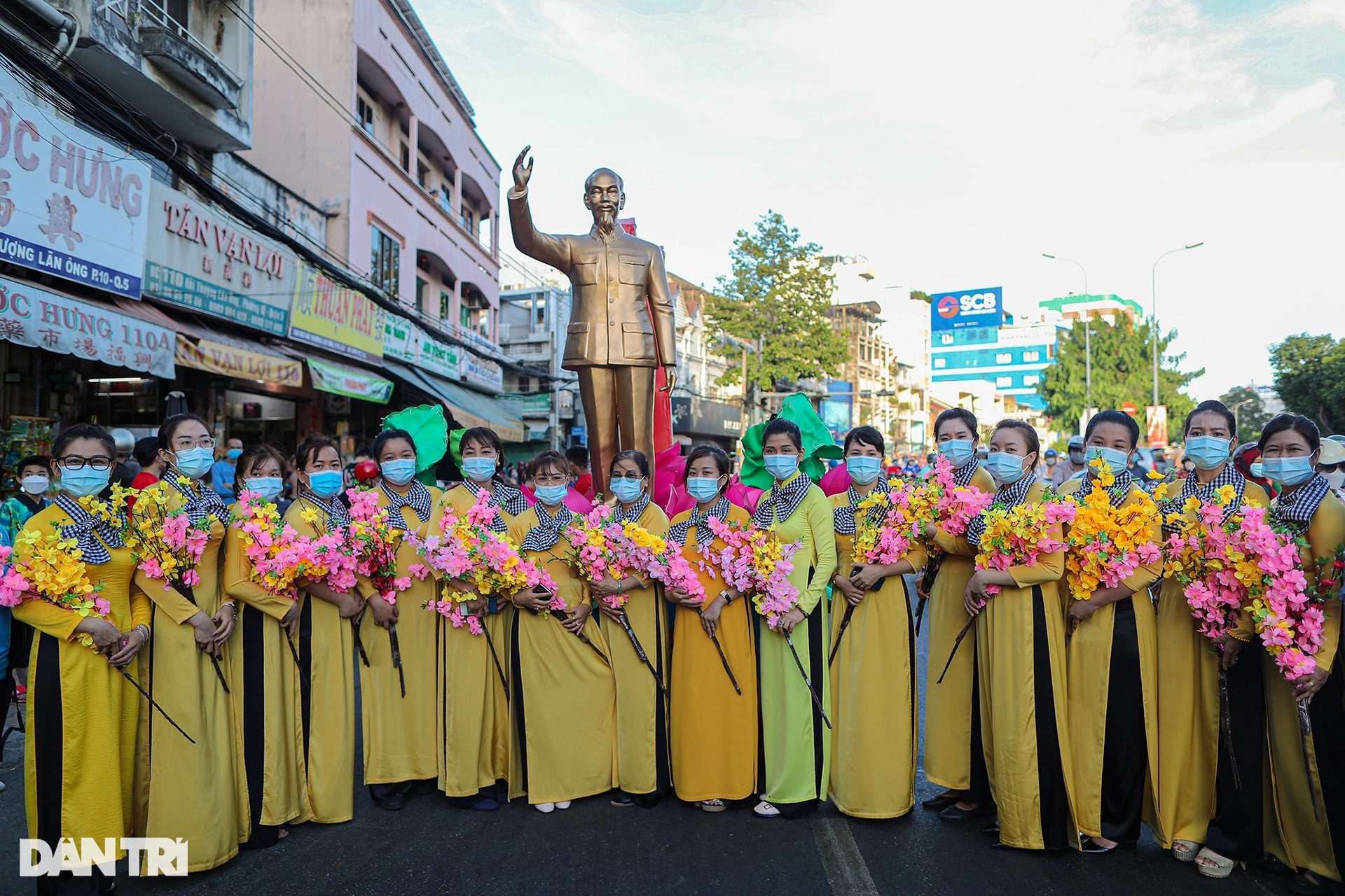 Hàng nghìn người tham gia Lễ hội Tết Nguyên tiêu đầy màu sắc ở TPHCM - 4