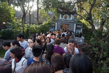 "Mướt mồ hôi" chen chân lễ đền Ngọc Sơn đầu năm mới