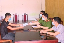 Bị phạt 5 triệu vì "né" chốt kiểm dịch, đi nhờ thuyền đánh cá tới công ty