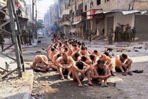 Israel bắt tù nhân Palestine lột trần giữa phố, vấp phản ứng gay gắt