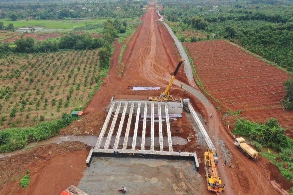Lắp dầm cầu đầu tiên trên cao tốc Khánh Hòa - Buôn Ma Thuột - 1 Lắp dầm cầu đầu tiên trên cao tốc Khánh Hòa - Buôn Ma Thuột - 1