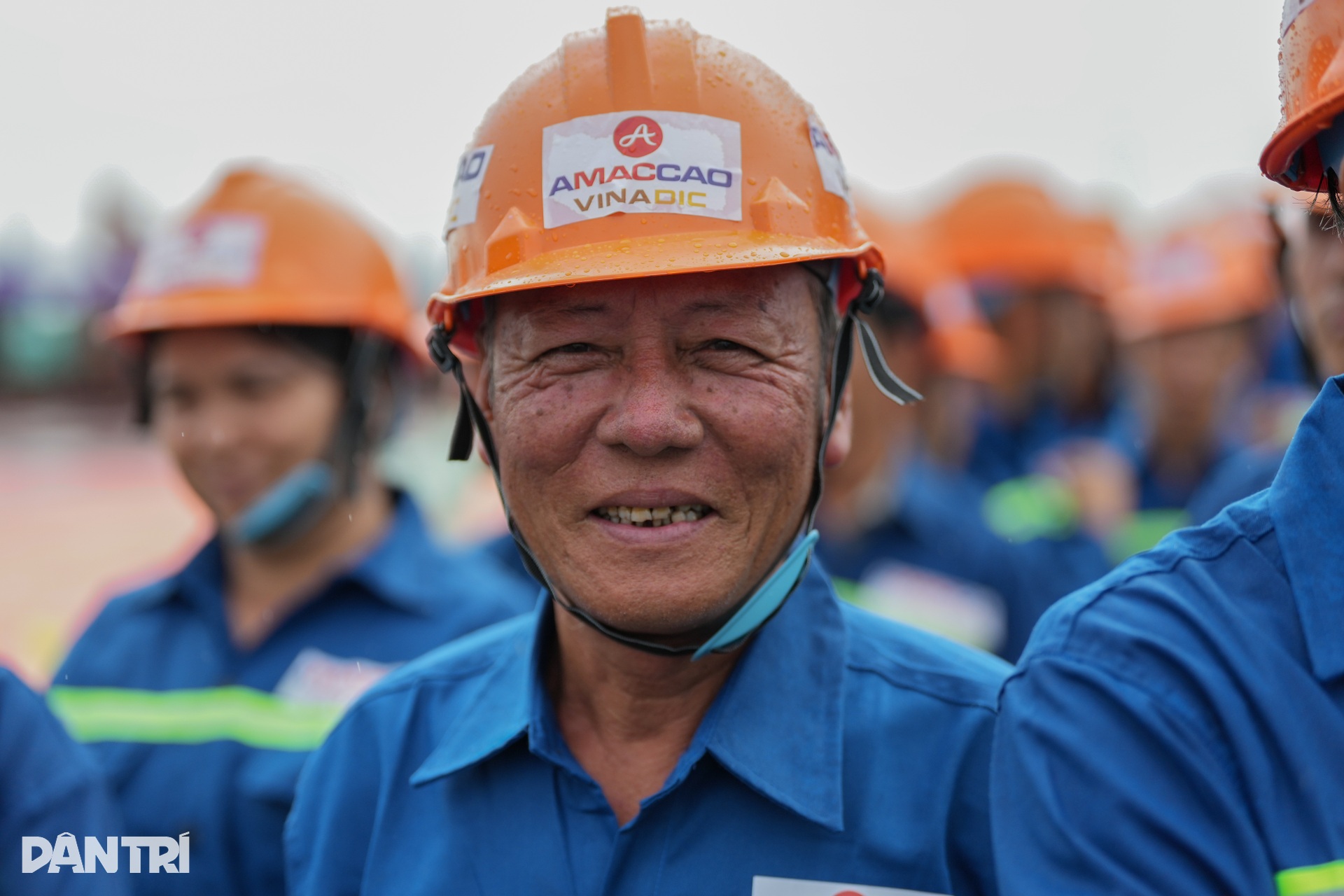 Công nhân, kỹ sư háo hức ngày khởi công nhà ga sân bay lớn nhất Việt Nam - 2 Công nhân, kỹ sư háo hức ngày khởi công nhà ga sân bay lớn nhất Việt Nam - 2