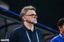 Báo Trung Quốc: "Tuyển Việt Nam trả giá đắt vì quá tin tưởng HLV Troussier"