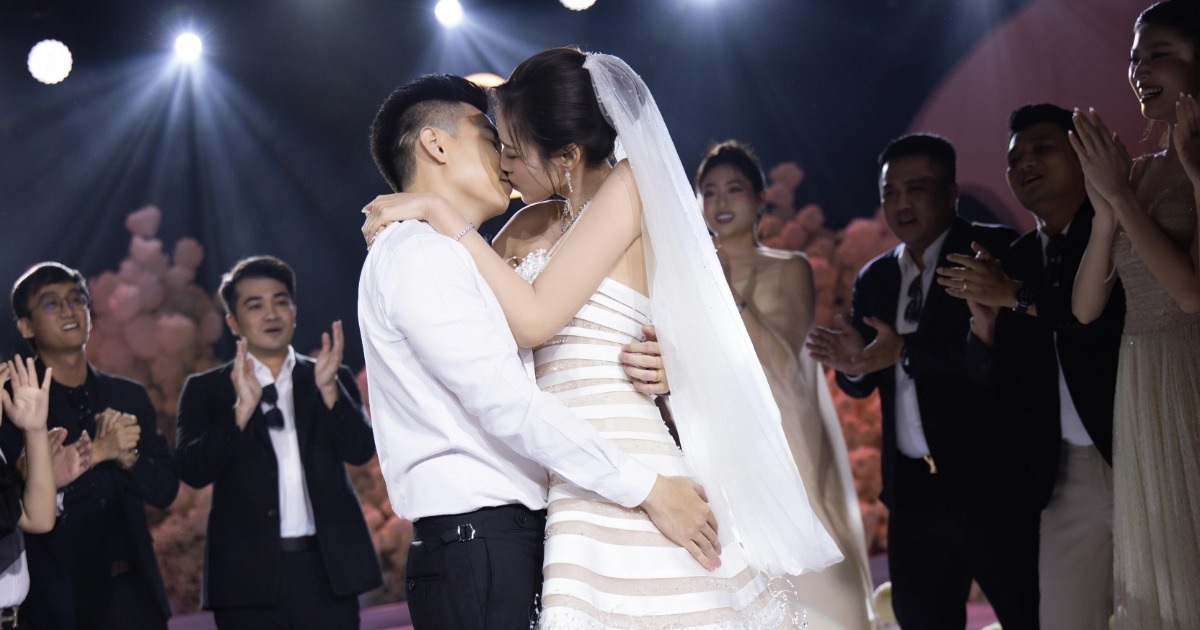 Hoa hậu Đỗ Thị Hà và chồng doanh nhân "khóa môi" tình tứ tại lễ cưới Hà Nội