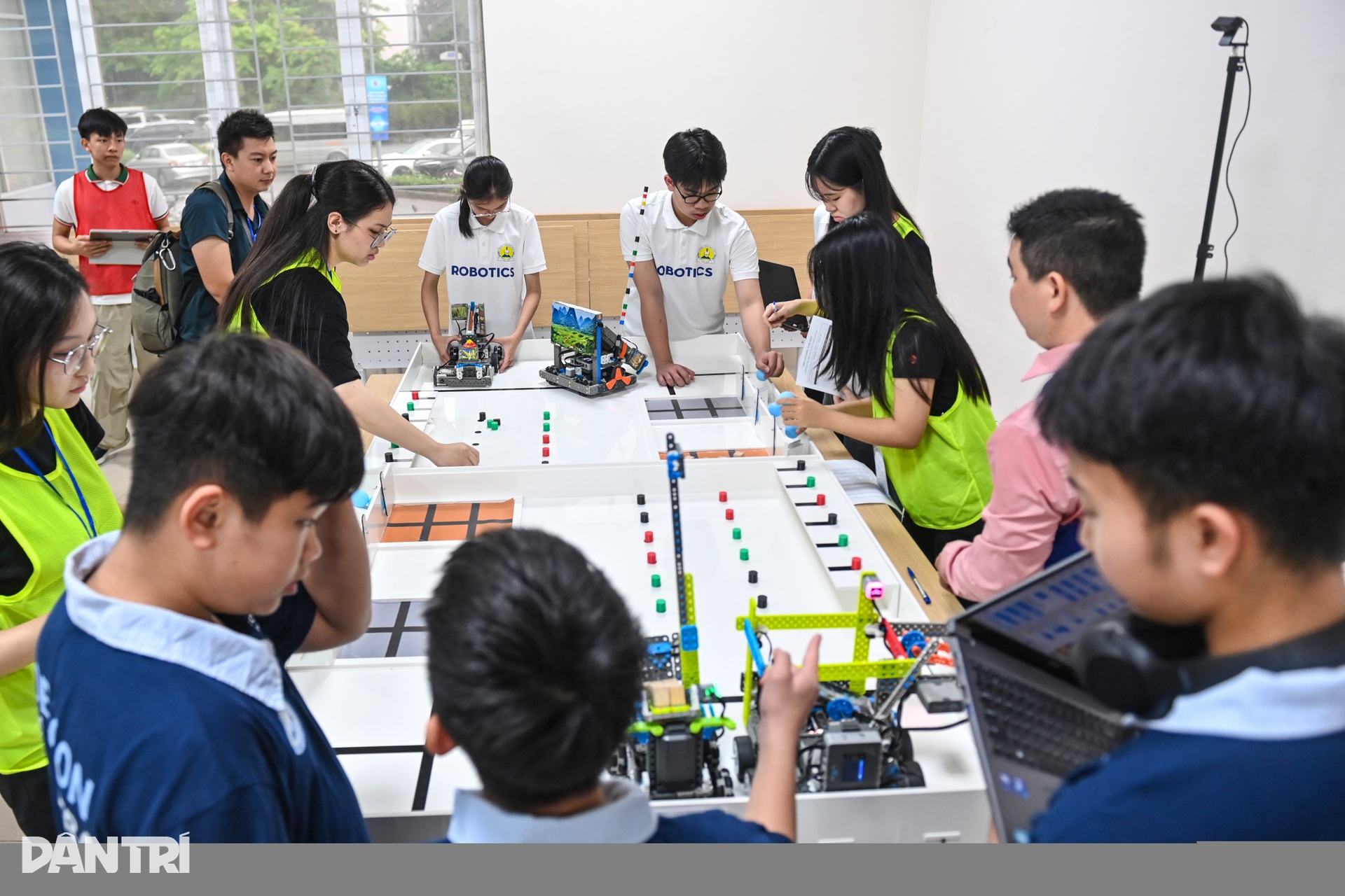 Xem những bông hoa núi rừng xuống Thủ đô thi đấu robot - 13