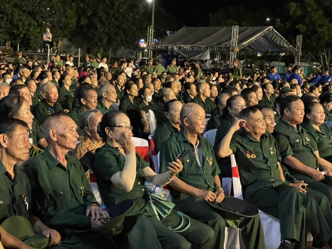 Chương trình vinh dự đón các Anh hùng LLVTND, thân nhân 10 liệt sĩ TNXP Ngã ba Đồng Lộc, các nhân chứng lịch sử, cựu TNXP, các lực lượng từng tham gia chiến đấu, phục vụ chiến đấu tại Ngã ba Đồng Lộc và đông đảo nhân dân tham dự.