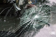 3 thanh thiếu niên rủ nhau ném đá vào xe ô tô... cho vui