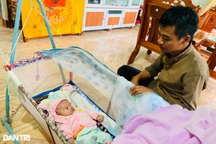 Xót xa chồng tay ôm tro cốt vợ, tay bế con gái sinh non khóc ngất đòi sữa